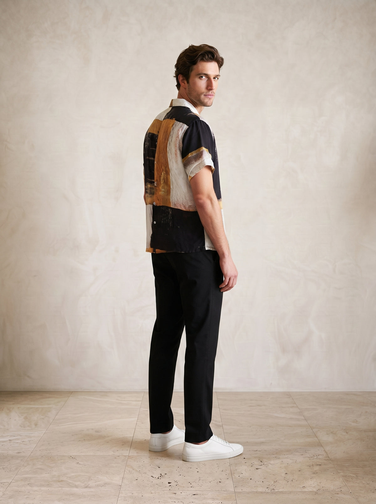 Amarelo | Camisa de algodão leve Bonnieux amarelo – costas, olhando por cima do ombro