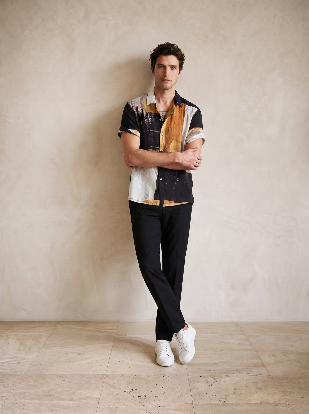 Amarelo | Camisa de algodão leve Bonnieux amarelo – modelo encostado na parede