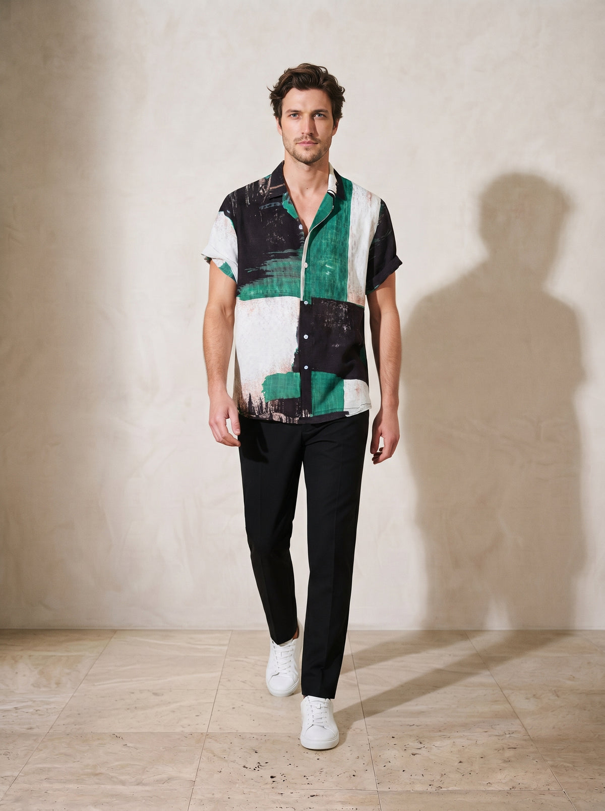 Verde | Camisa de algodão leve Bonnieux verde – corpo inteiro, modelo caminhando