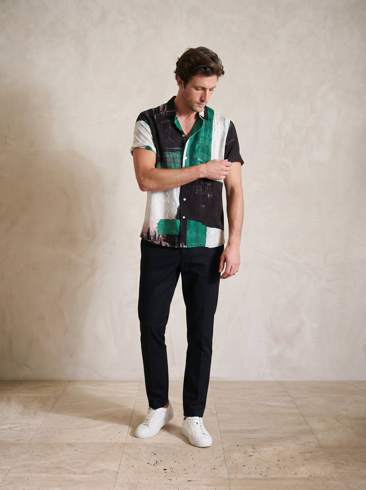 Verde | Camisa de algodão leve Bonnieux verde – modelo ajustando a manga