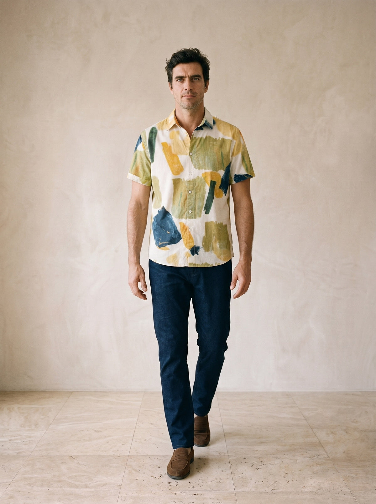 Camisa estampa aquarela Bordeaux – corpo inteiro, modelo caminhando