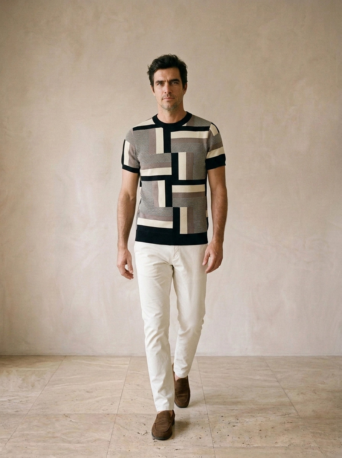Camiseta de tricô blocos de cor Borgarnes – corpo inteiro, modelo caminhando