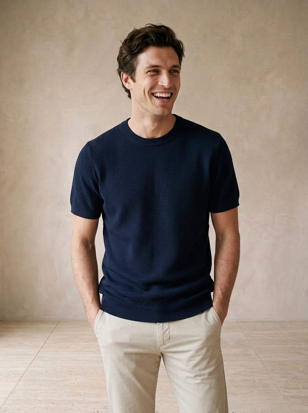 Azul-marinho | Camiseta de algodão slim Bosa azul-marinho – modelo sorrindo, recorte médio