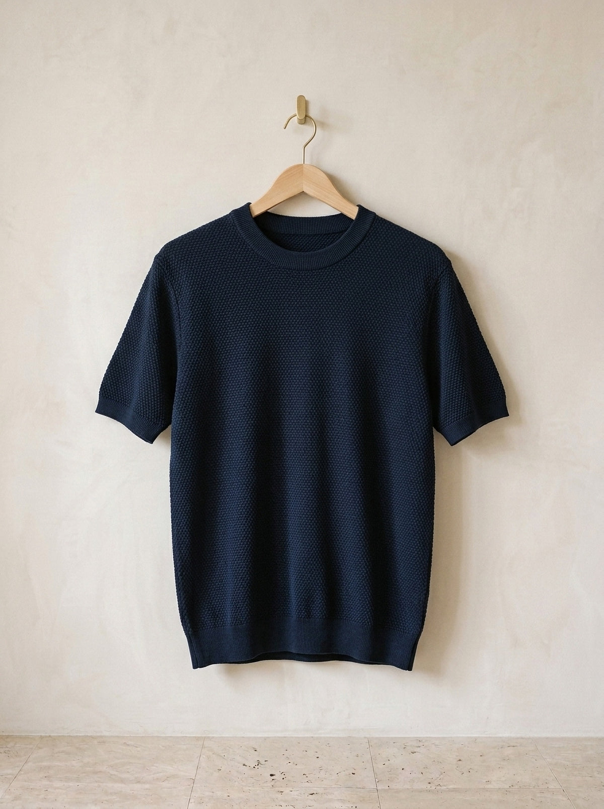 Azul-marinho | Camiseta de algodão slim Bosa azul-marinho – peça sozinha, no cabide de madeira