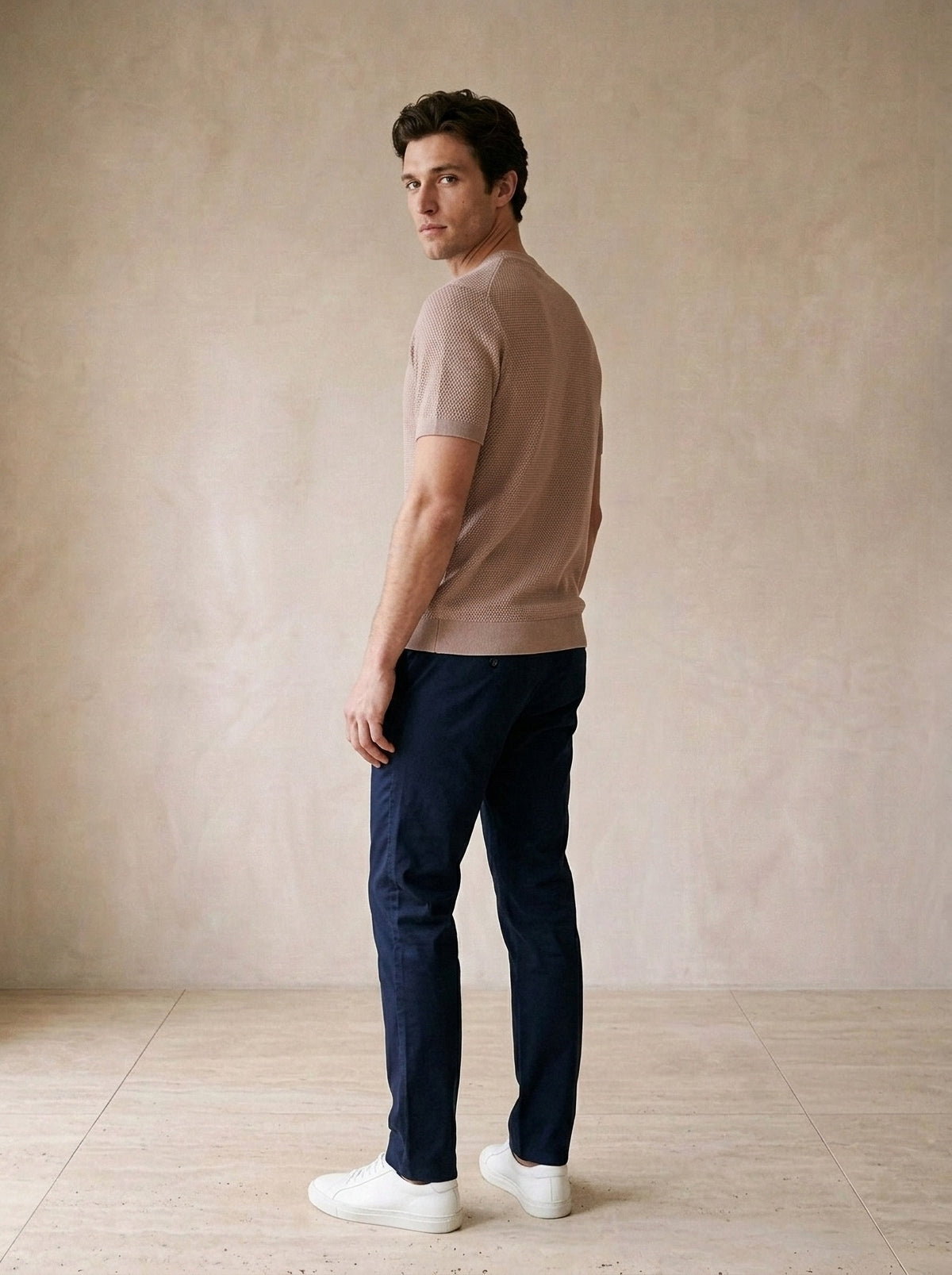 Bege | Camiseta de algodão slim Bosa bege – costas, olhando por cima do ombro