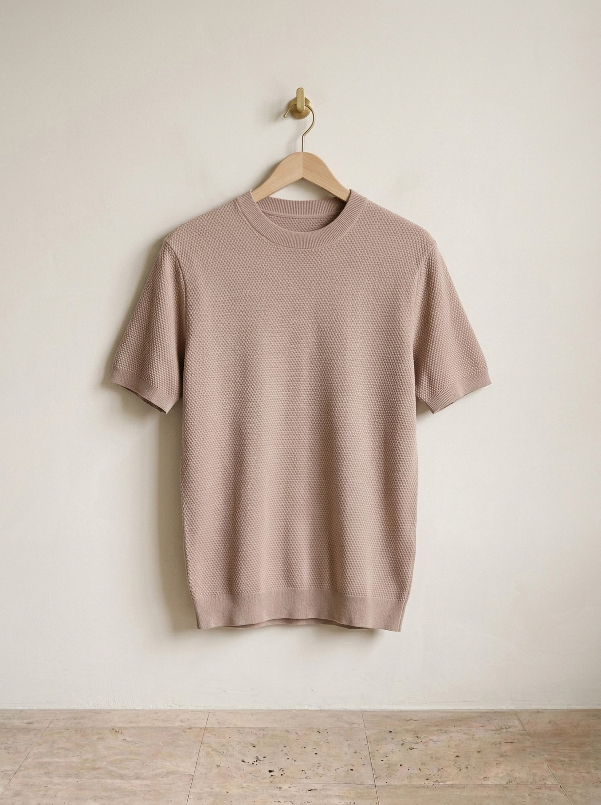Bege | Camiseta de algodão slim Bosa bege – peça sozinha, no cabide de madeira