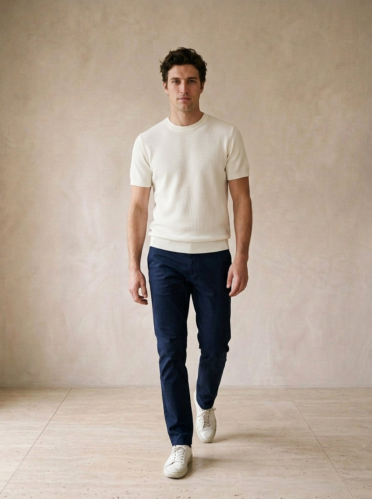Branco | Camiseta de algodão slim Bosa branco – corpo inteiro, modelo caminhando