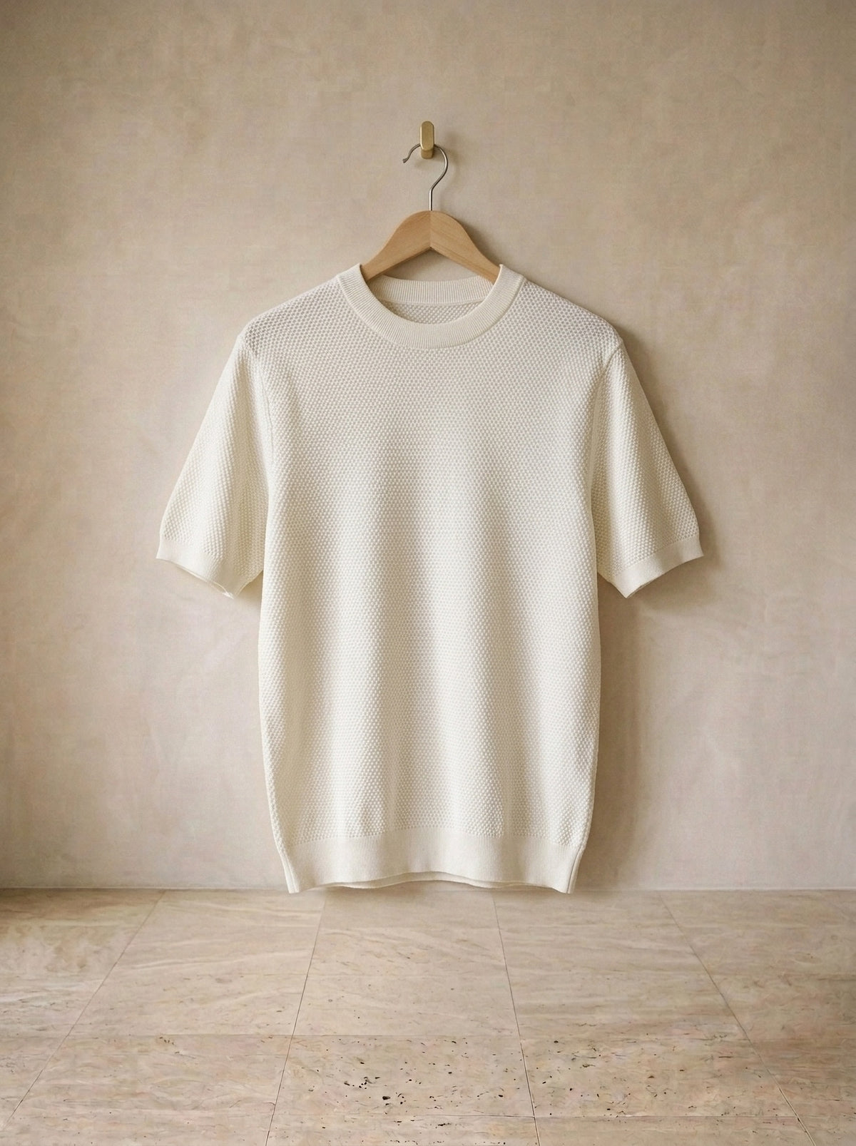Branco | Camiseta de algodão slim Bosa branco – peça sozinha, no cabide de madeira