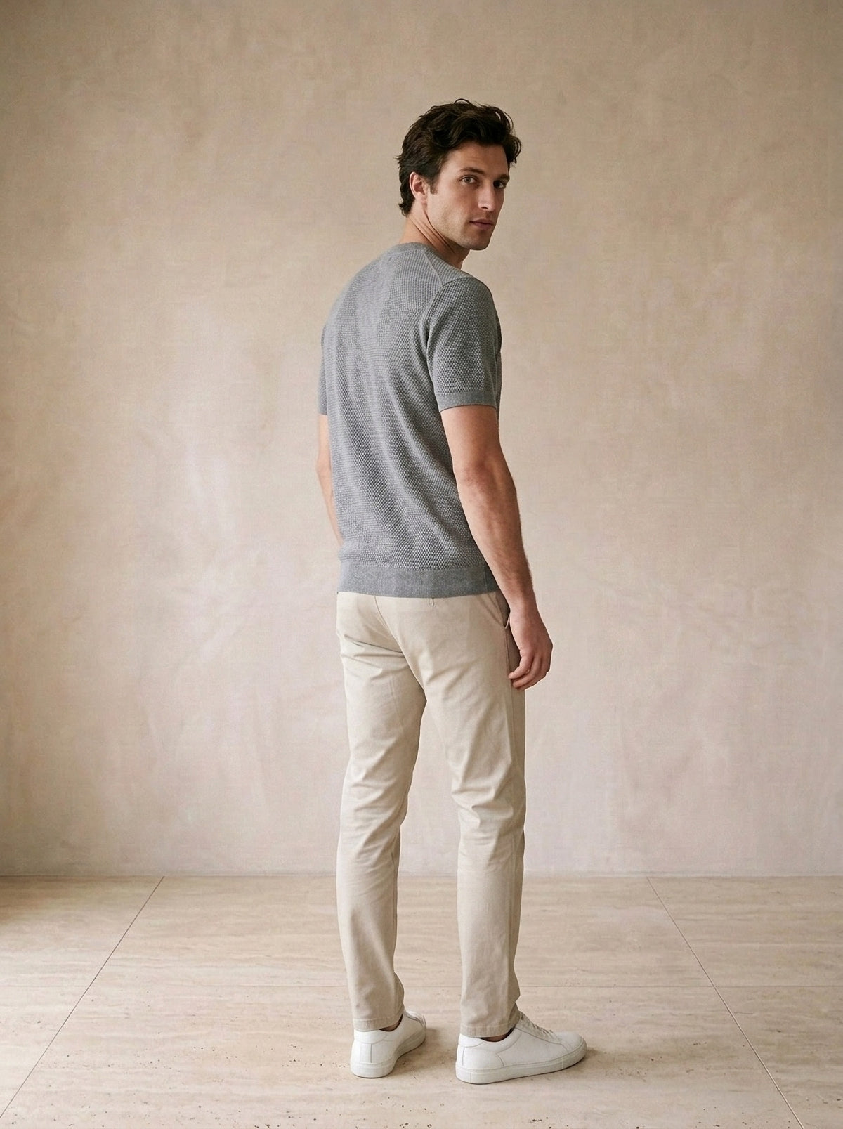 Cinza | Camiseta de algodão slim Bosa cinza – costas, olhando por cima do ombro