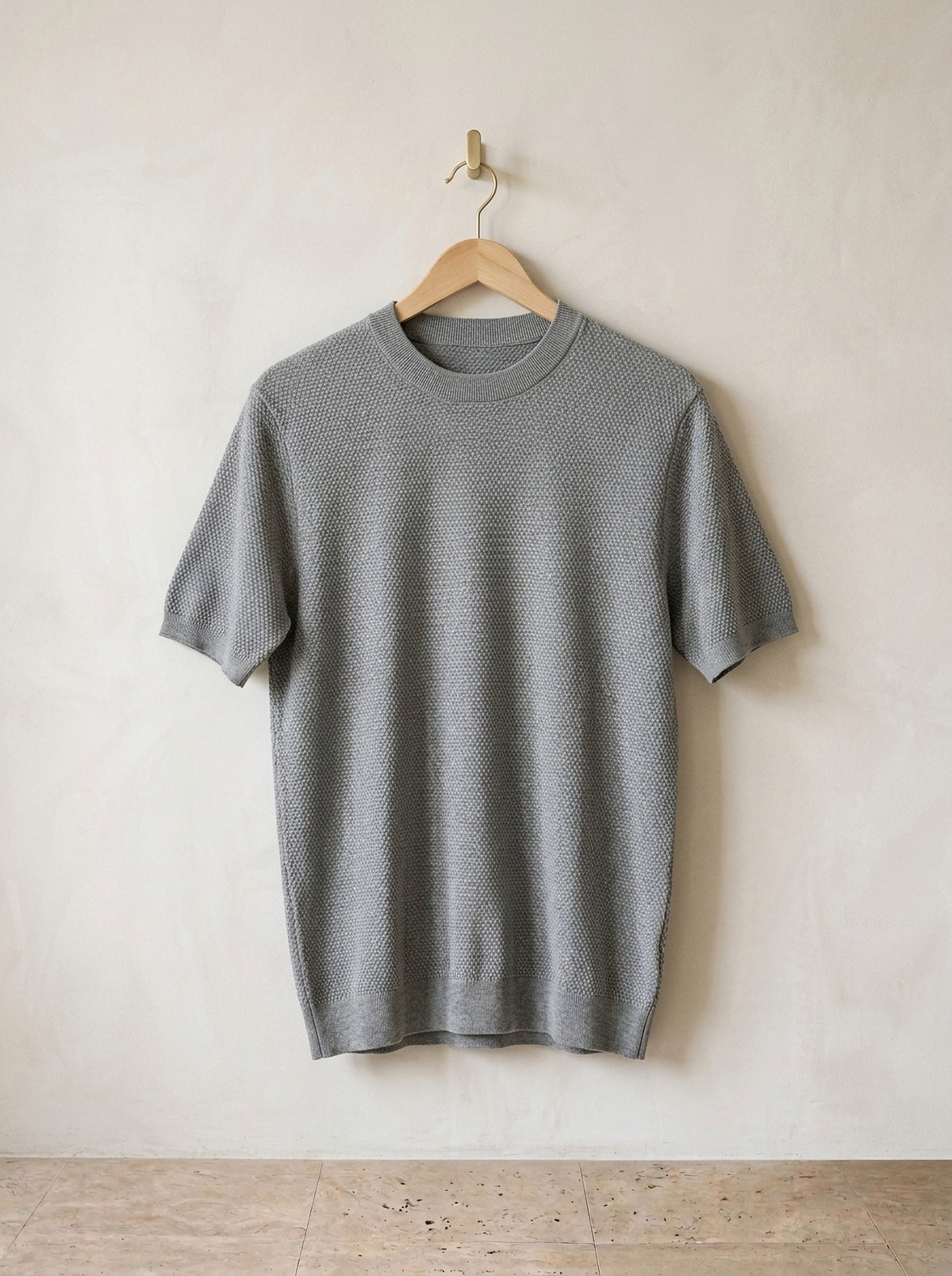 Cinza | Camiseta de algodão slim Bosa cinza – peça sozinha, no cabide de madeira