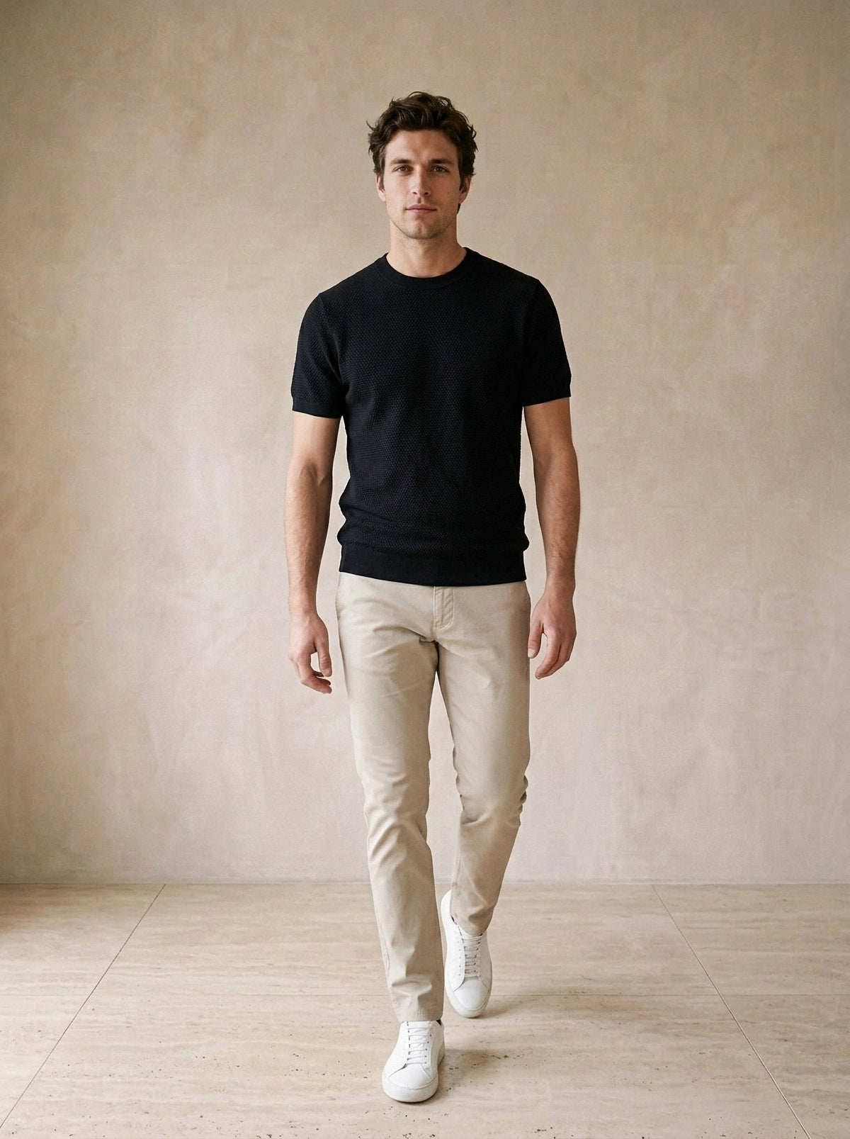 Preto | Camiseta de algodão slim Bosa preto – corpo inteiro, modelo caminhando