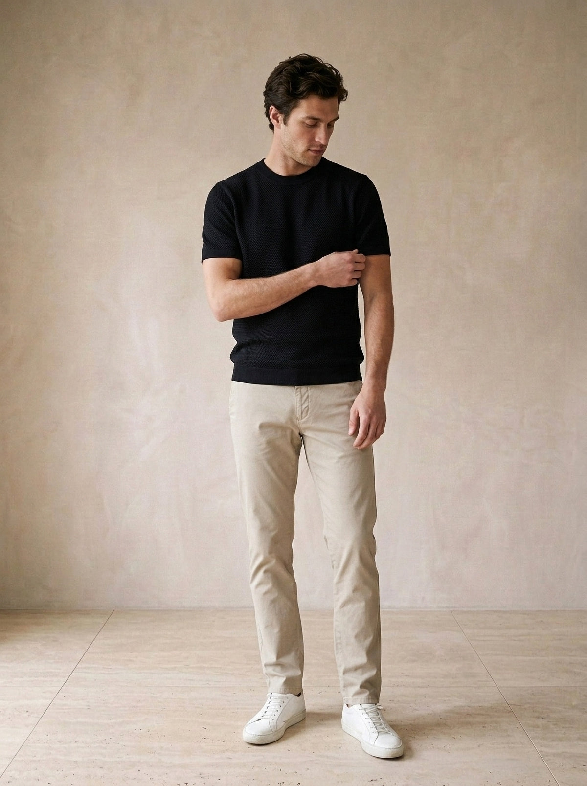 Preto | Camiseta de algodão slim Bosa preto – modelo ajustando a manga