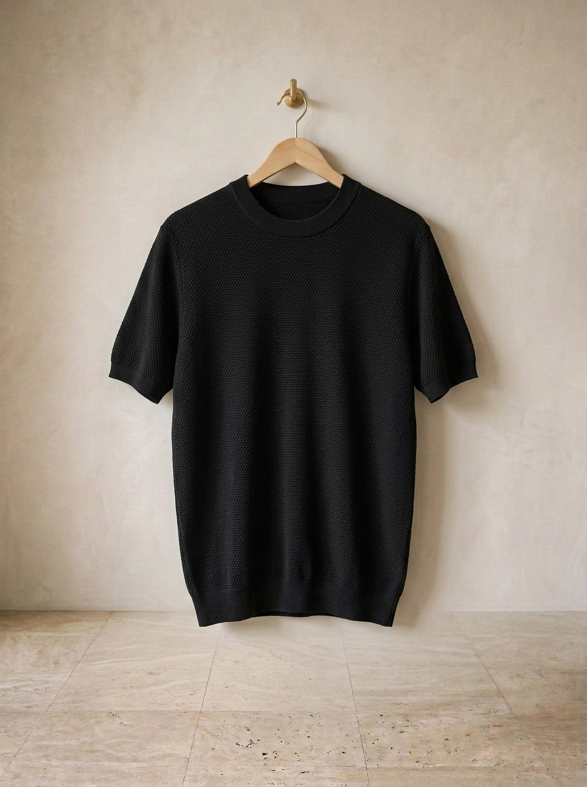 Preto | Camiseta de algodão slim Bosa preto – peça sozinha, no cabide de madeira