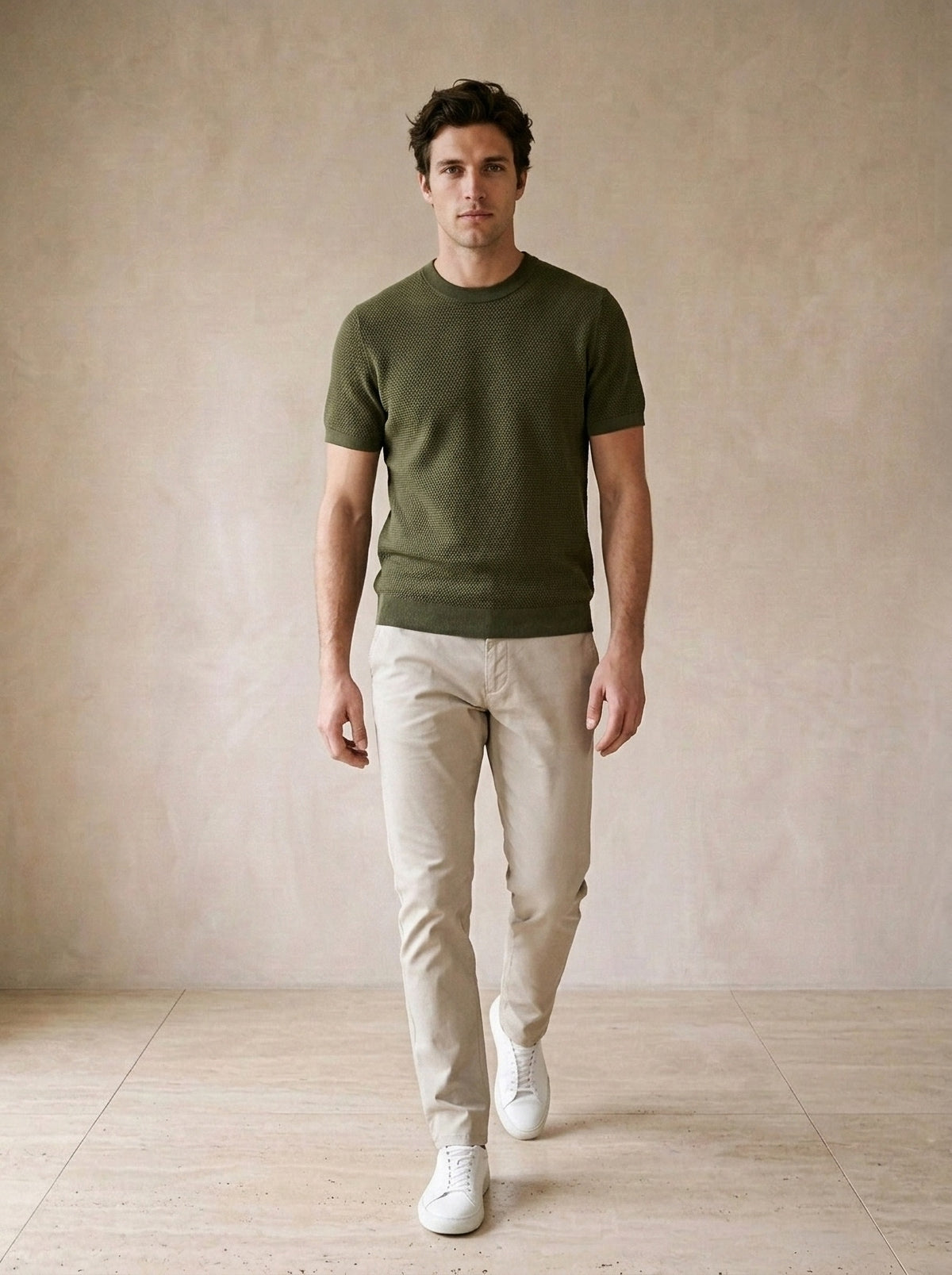 Verde | Camiseta de algodão slim Bosa verde – corpo inteiro, modelo caminhando