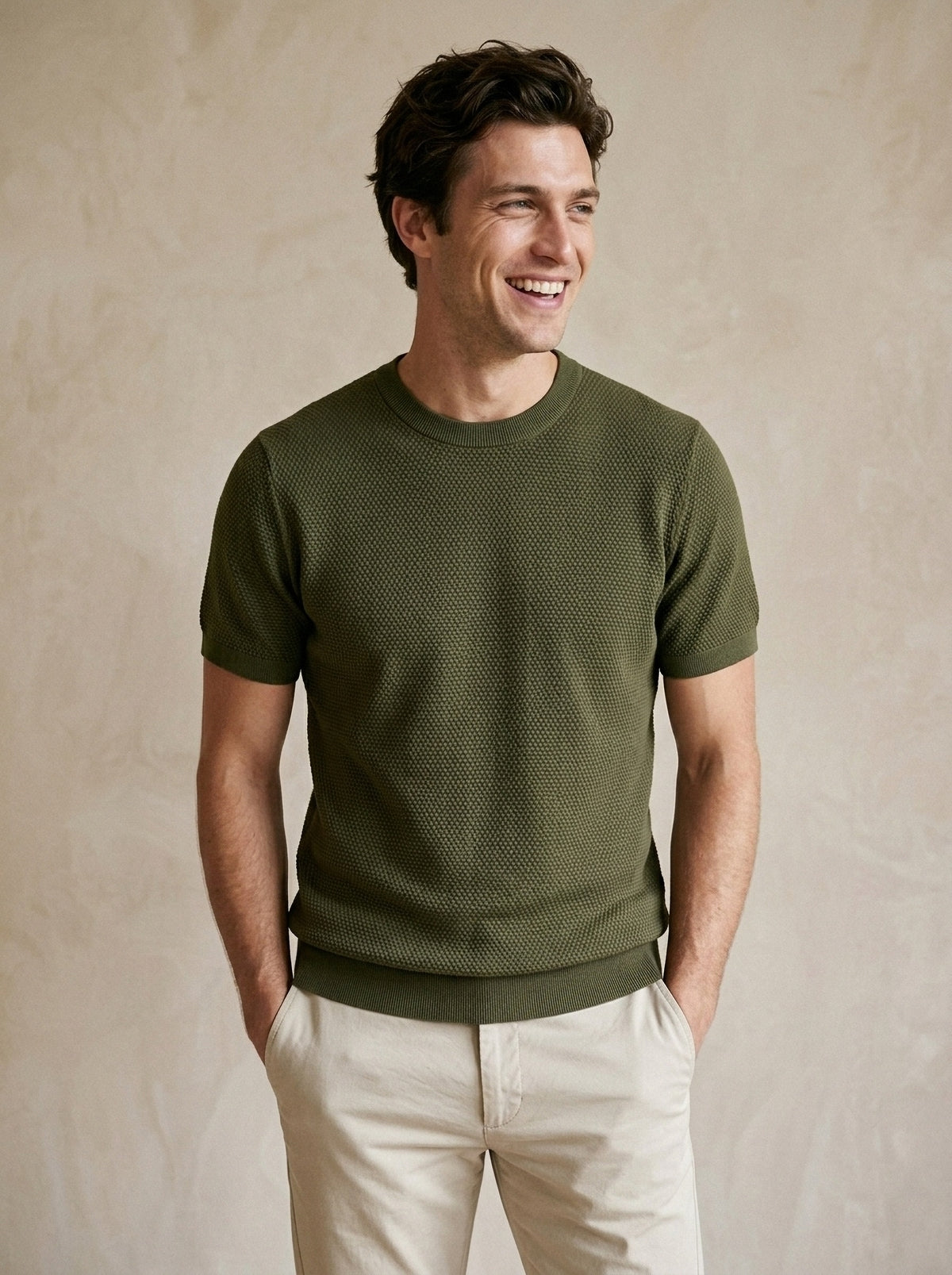 Verde | Camiseta de algodão slim Bosa verde – modelo sorrindo, recorte médio
