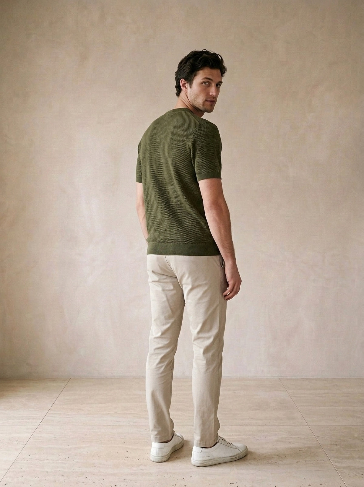 Verde | Camiseta de algodão slim Bosa verde – costas, olhando por cima do ombro