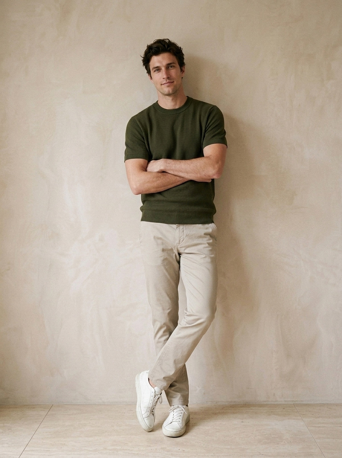 Verde | Camiseta de algodão slim Bosa verde – modelo encostado na parede