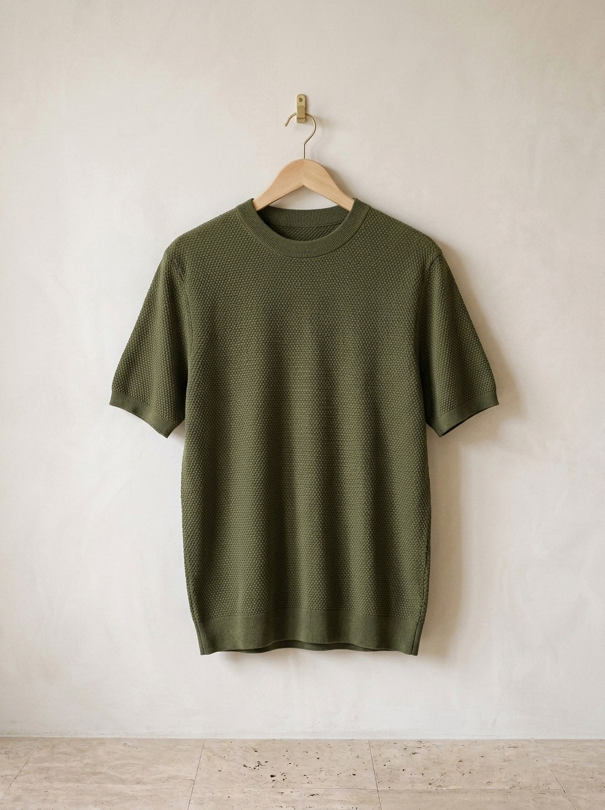 Verde | Camiseta de algodão slim Bosa verde – peça sozinha, no cabide de madeira