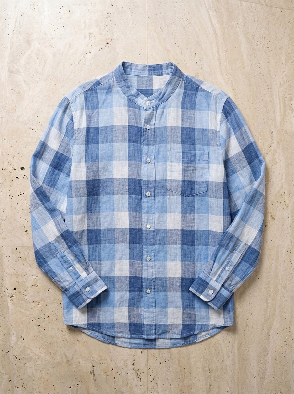 Azul | Camisa de linho xadrez Brighton azul – peça sozinha vista de cima