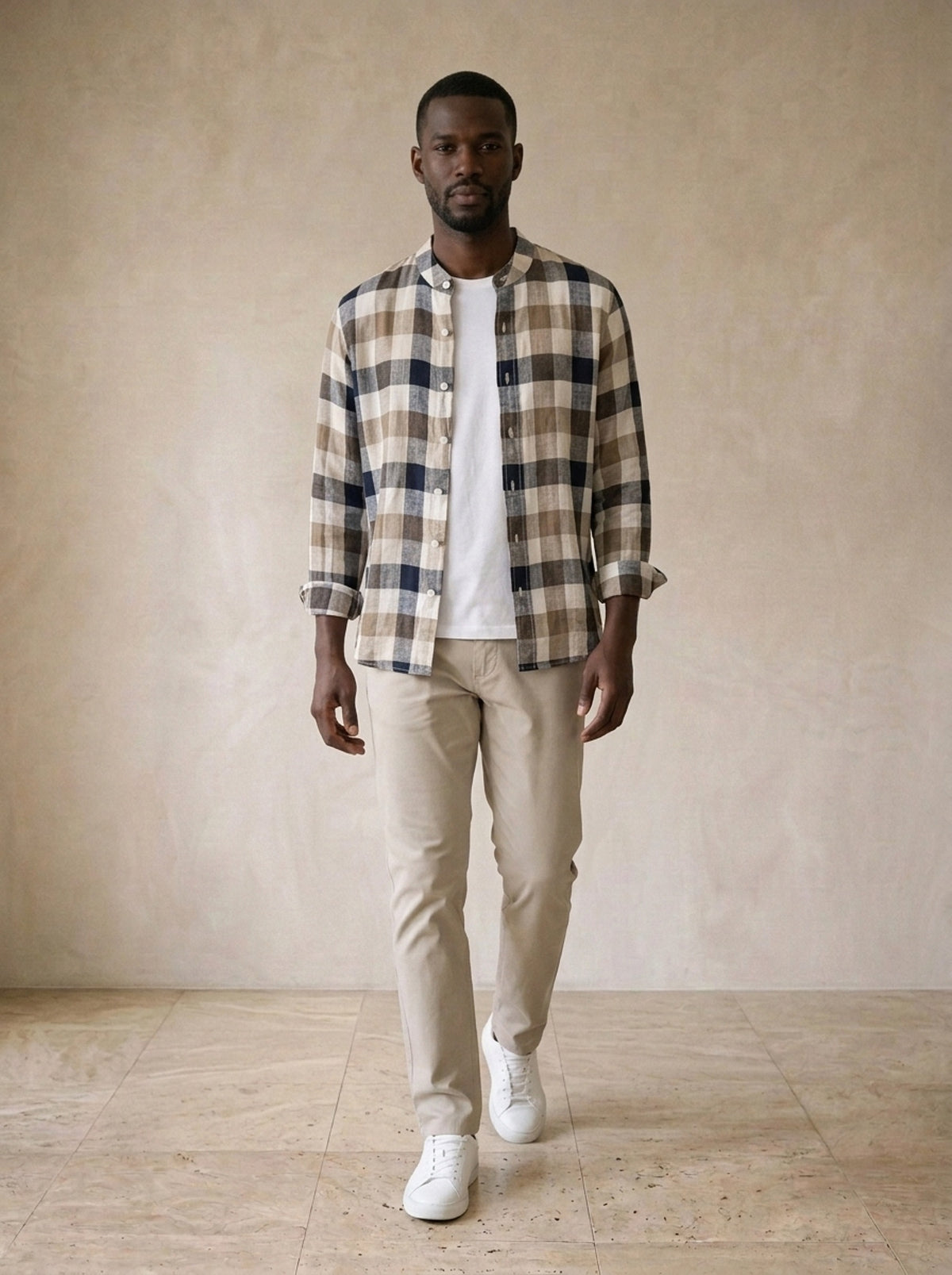 Marrom | Camisa de linho xadrez Brighton marrom – corpo inteiro, modelo caminhando