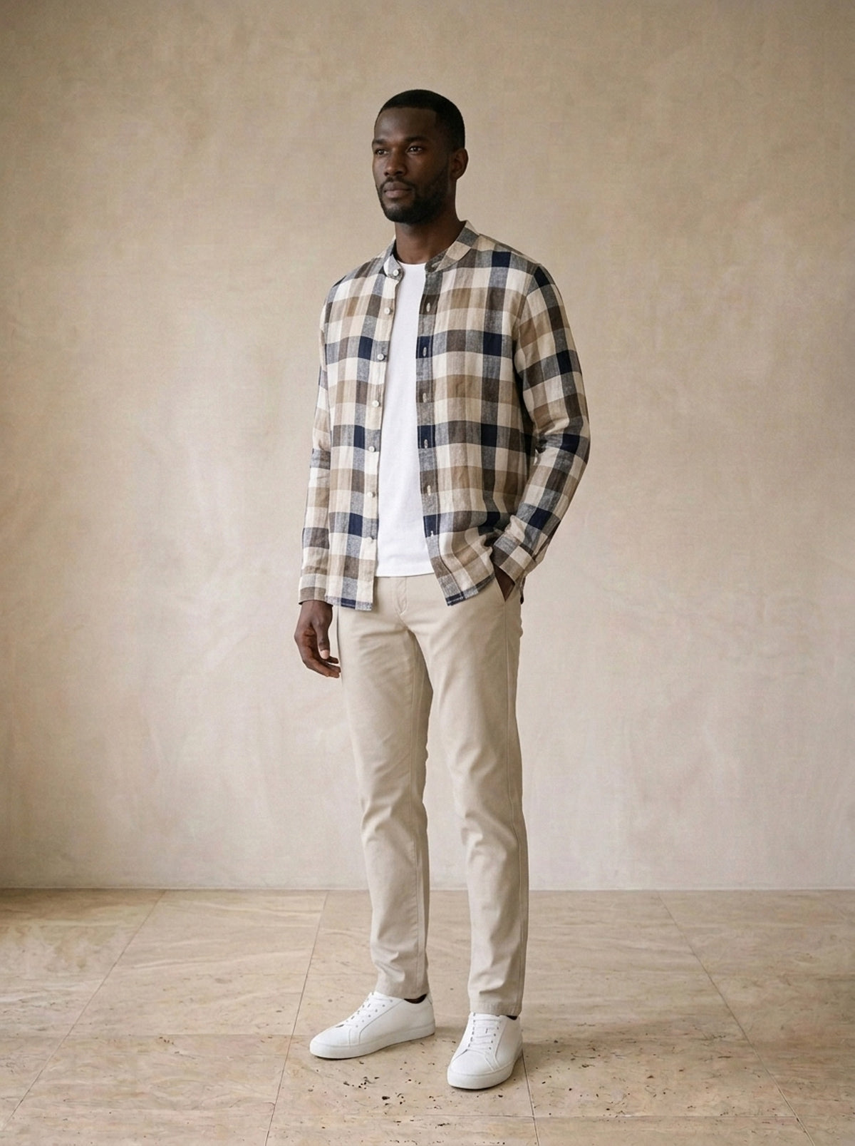 Marrom | Camisa de linho xadrez Brighton marrom – vista três quartos