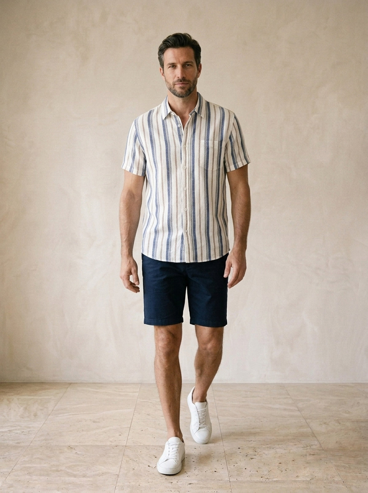 Azul | Camisa de linho listrada Brno azul – corpo inteiro, modelo caminhando