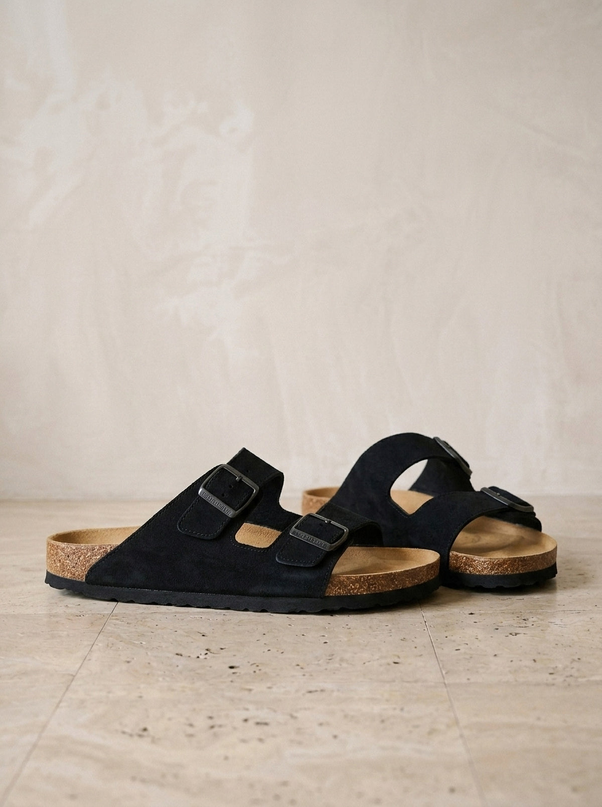 Preto | Sandália de camurça Brunico preto – par de lado, foto de produto