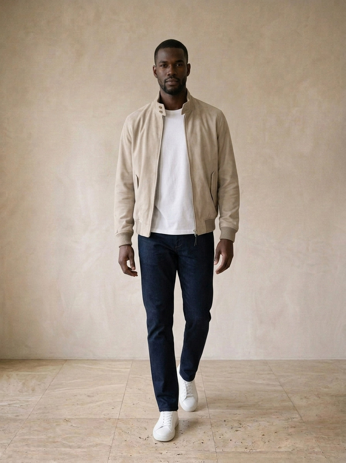 Bege | Jaqueta casual Bruxelas bege – corpo inteiro, modelo caminhando