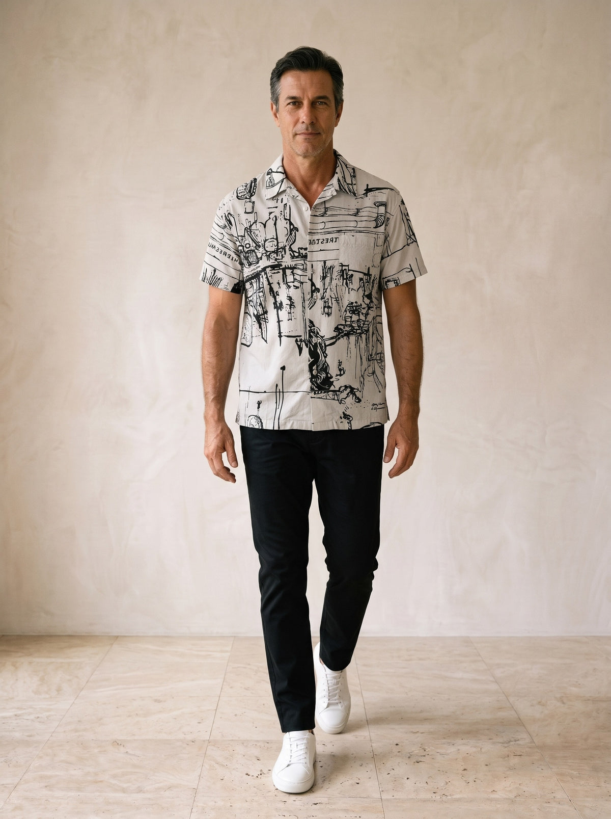 Cinza | Camisa estampa de esboços Budoni cinza – corpo inteiro, modelo caminhando