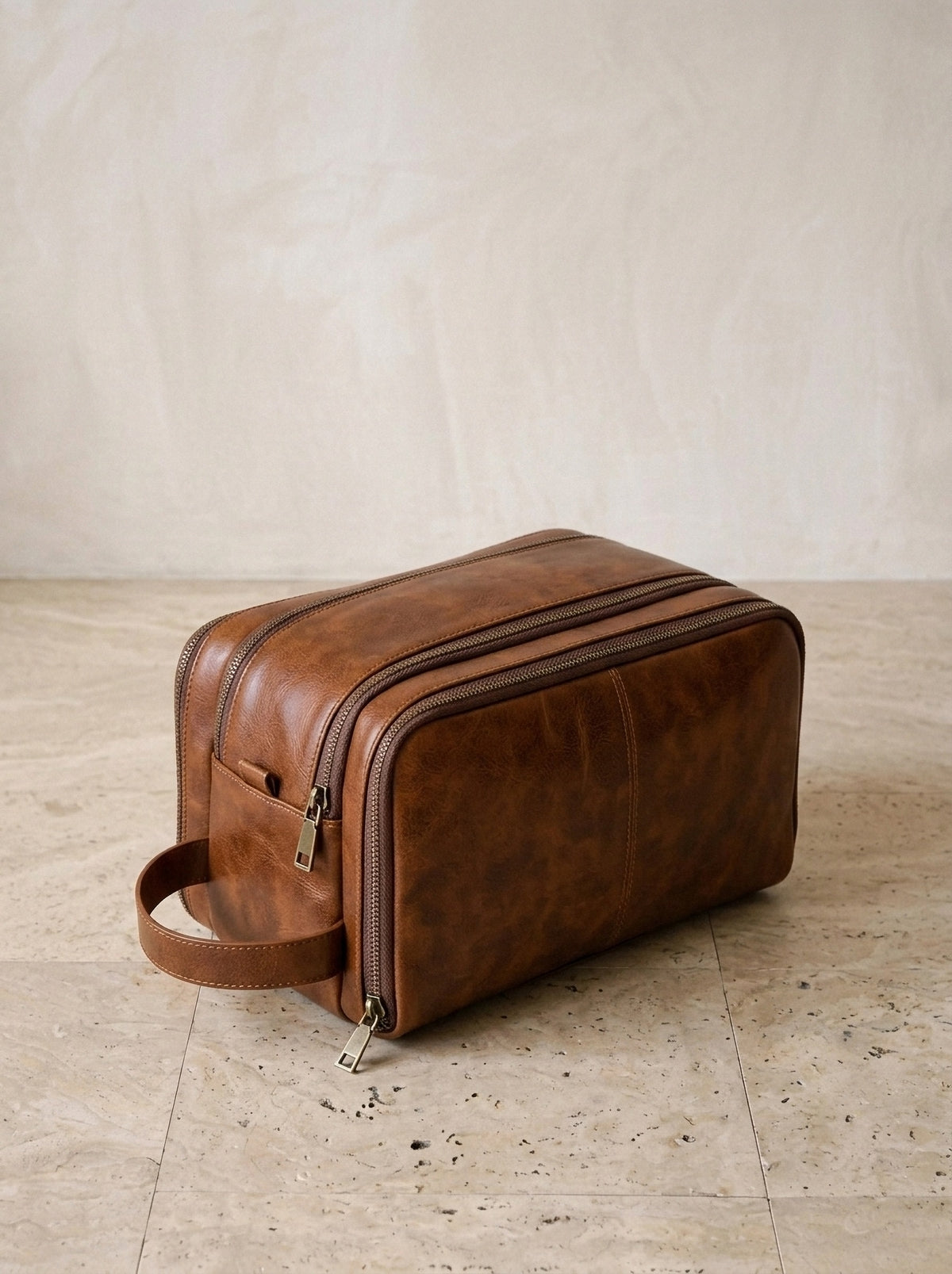 Marrom | Necessaire de couro Budva marrom – vista três quartos