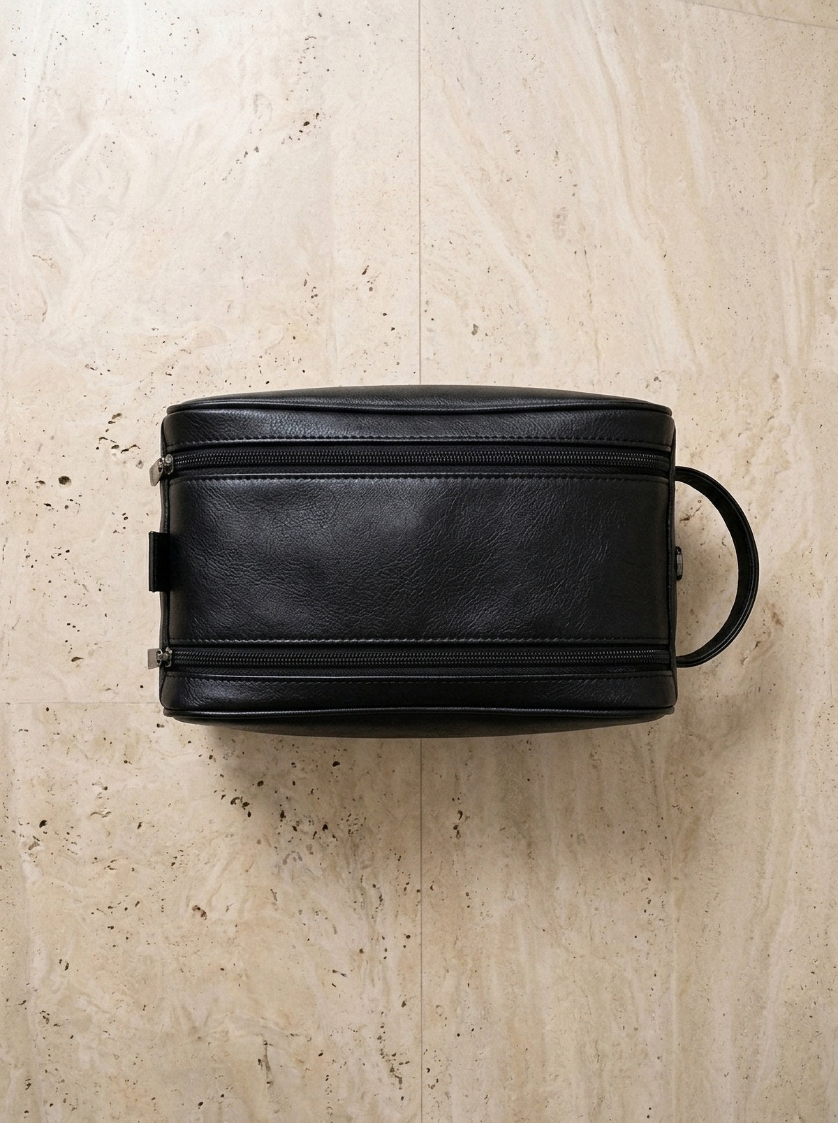 Preto | Necessaire de couro Budva preto – necessaire sozinha vista de cima