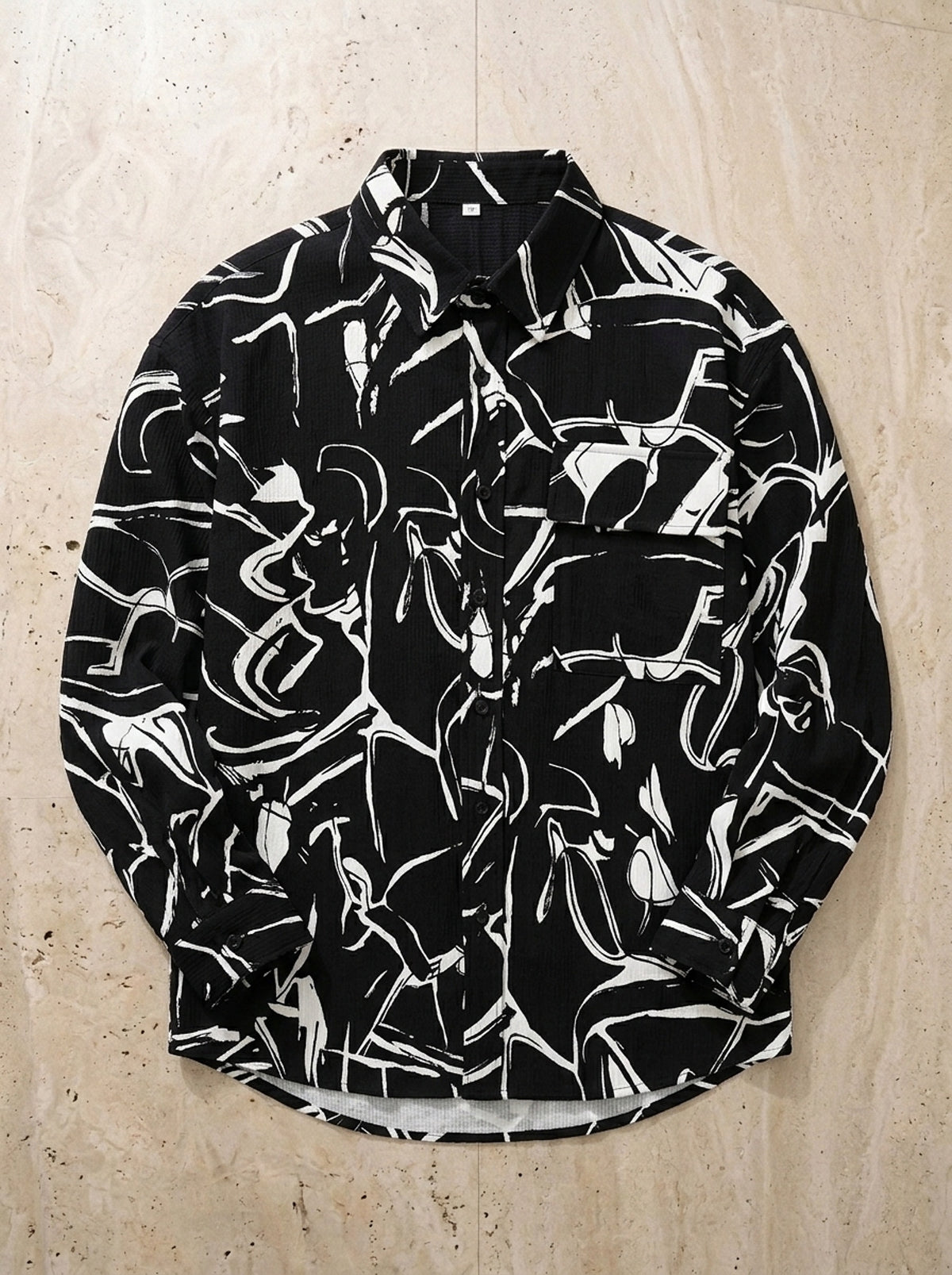 Preto | Camisa estampa de pinceladas Cadaqués preto – peça sozinha vista de cima