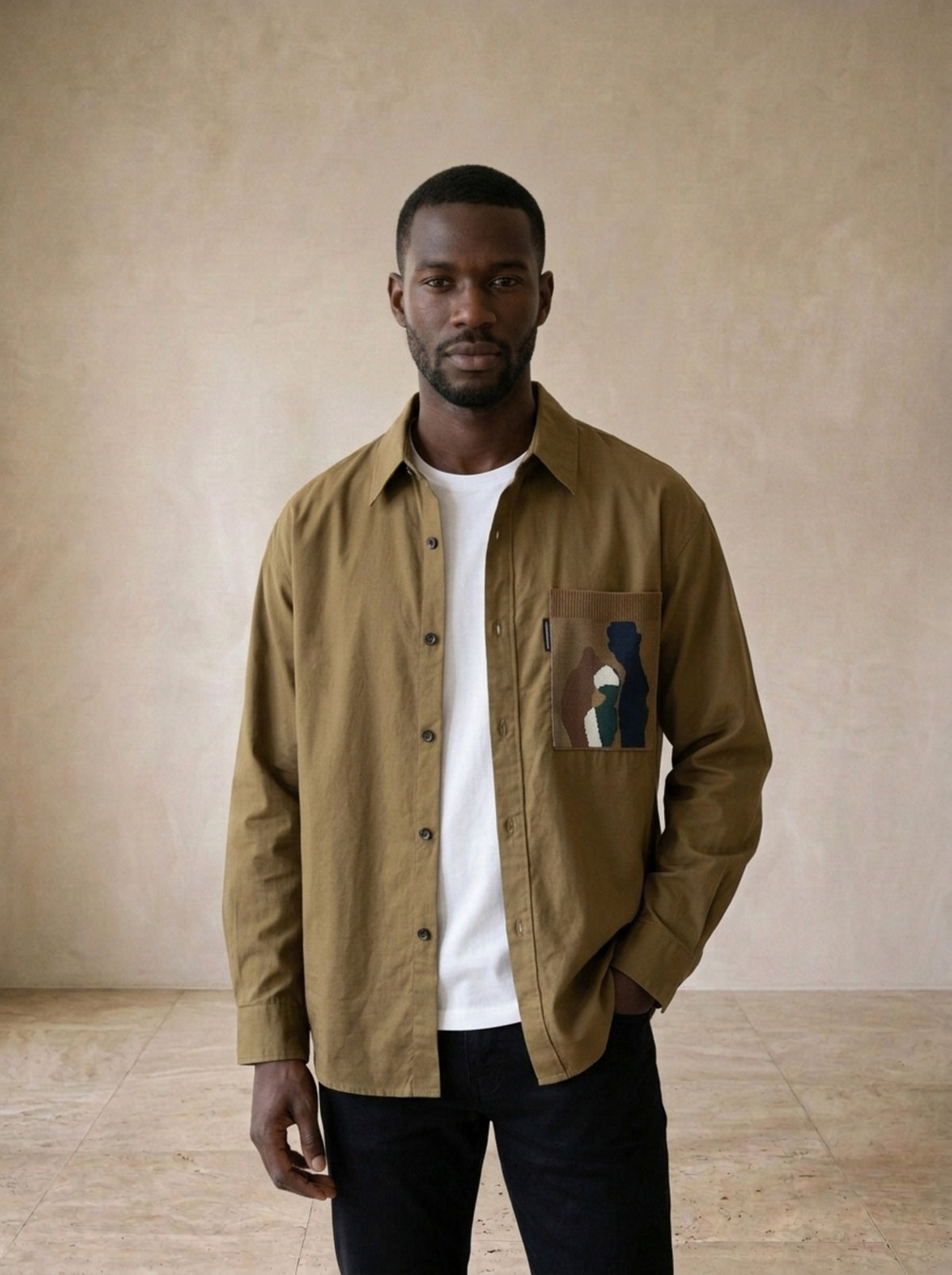 Caqui | Camisa manga longa com bolso estampado Cádiz caqui – vista de frente, recorte próximo