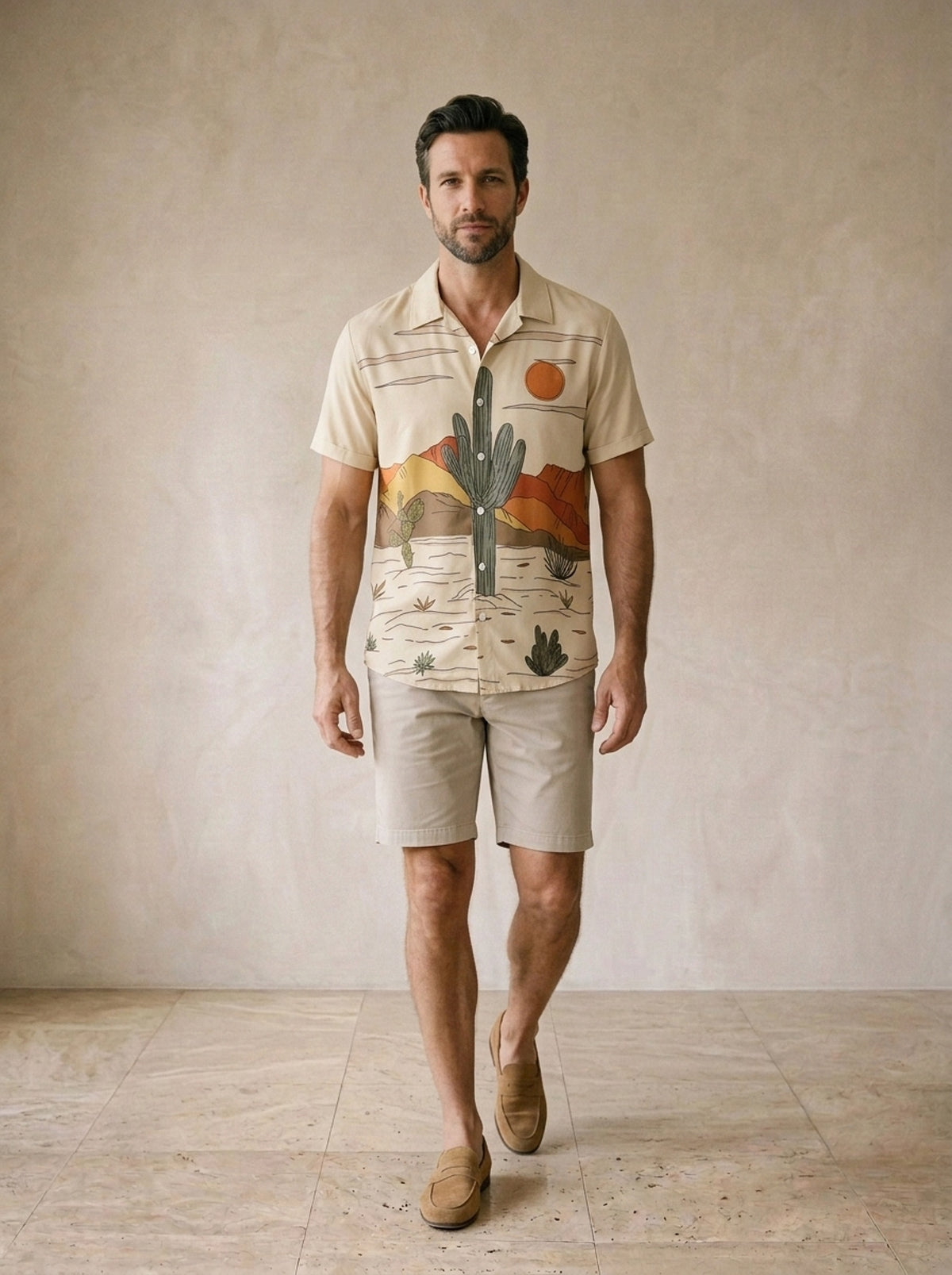 Camisa estampa deserto Caen – corpo inteiro, modelo caminhando