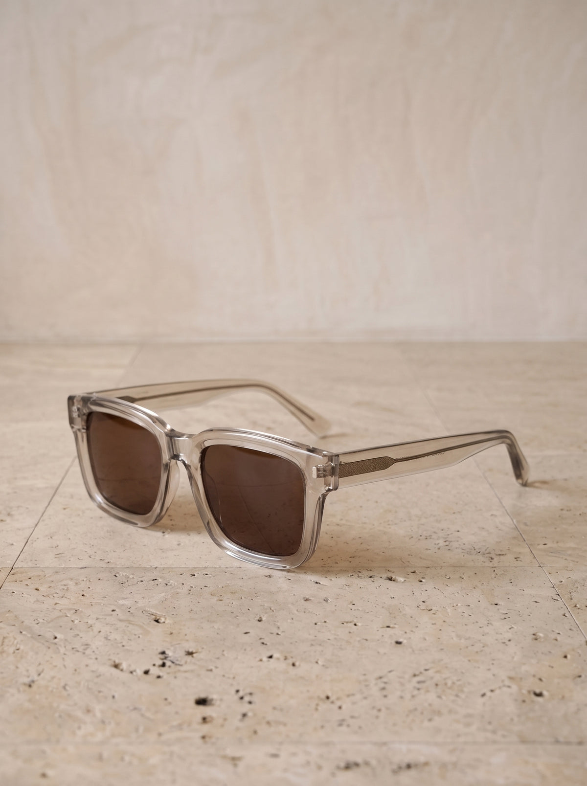 Cristal | Óculos de sol de acetato quadrado Calvi cristal – vista lateral, detalhe da haste