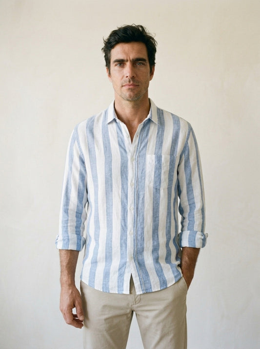 Azul | Camisa de linho listrada Cambridge azul – vista de frente, recorte próximo