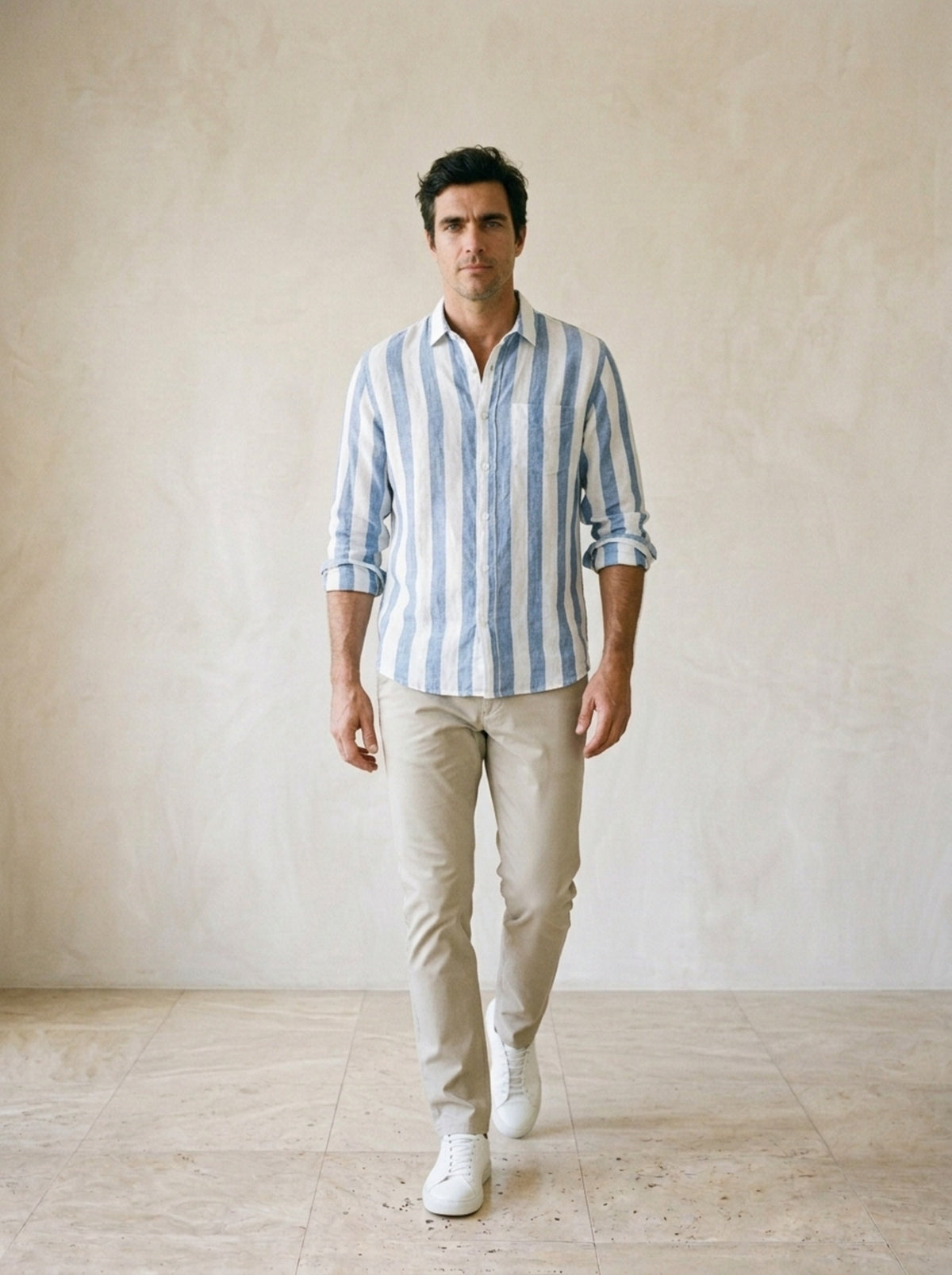 Azul | Camisa de linho listrada Cambridge azul – corpo inteiro, modelo caminhando