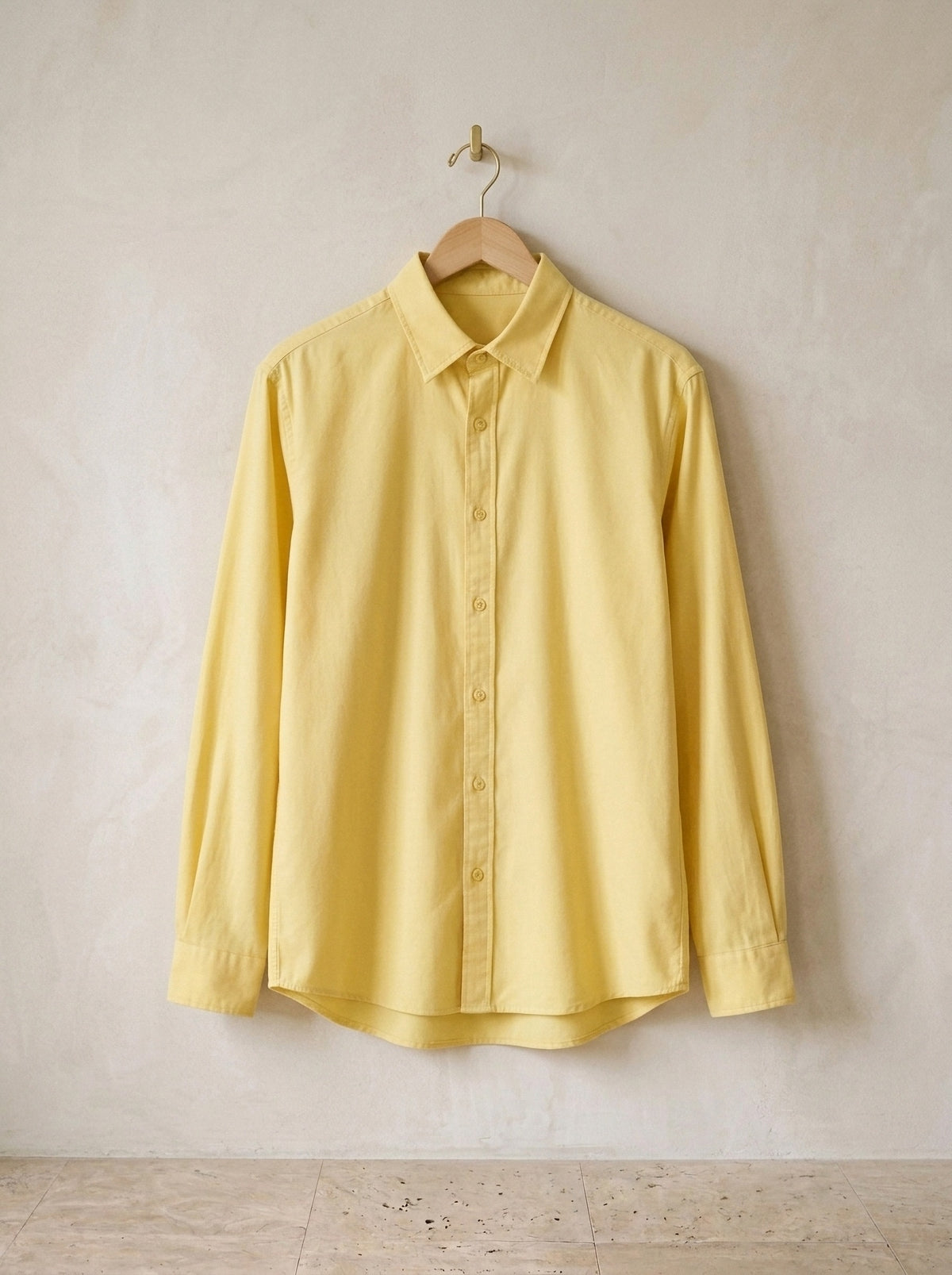 Amarelo | Camisa social slim Camogli amarelo – peça sozinha, no cabide de madeira