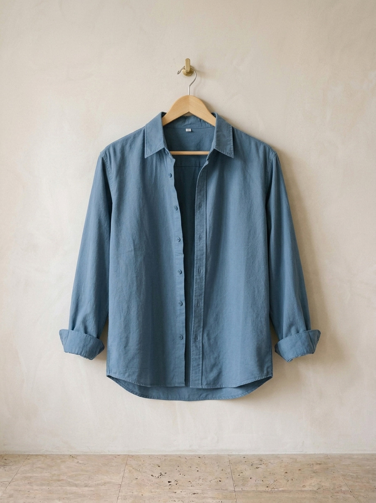 Azul | Camisa social slim Camogli azul – peça sozinha, no cabide de madeira