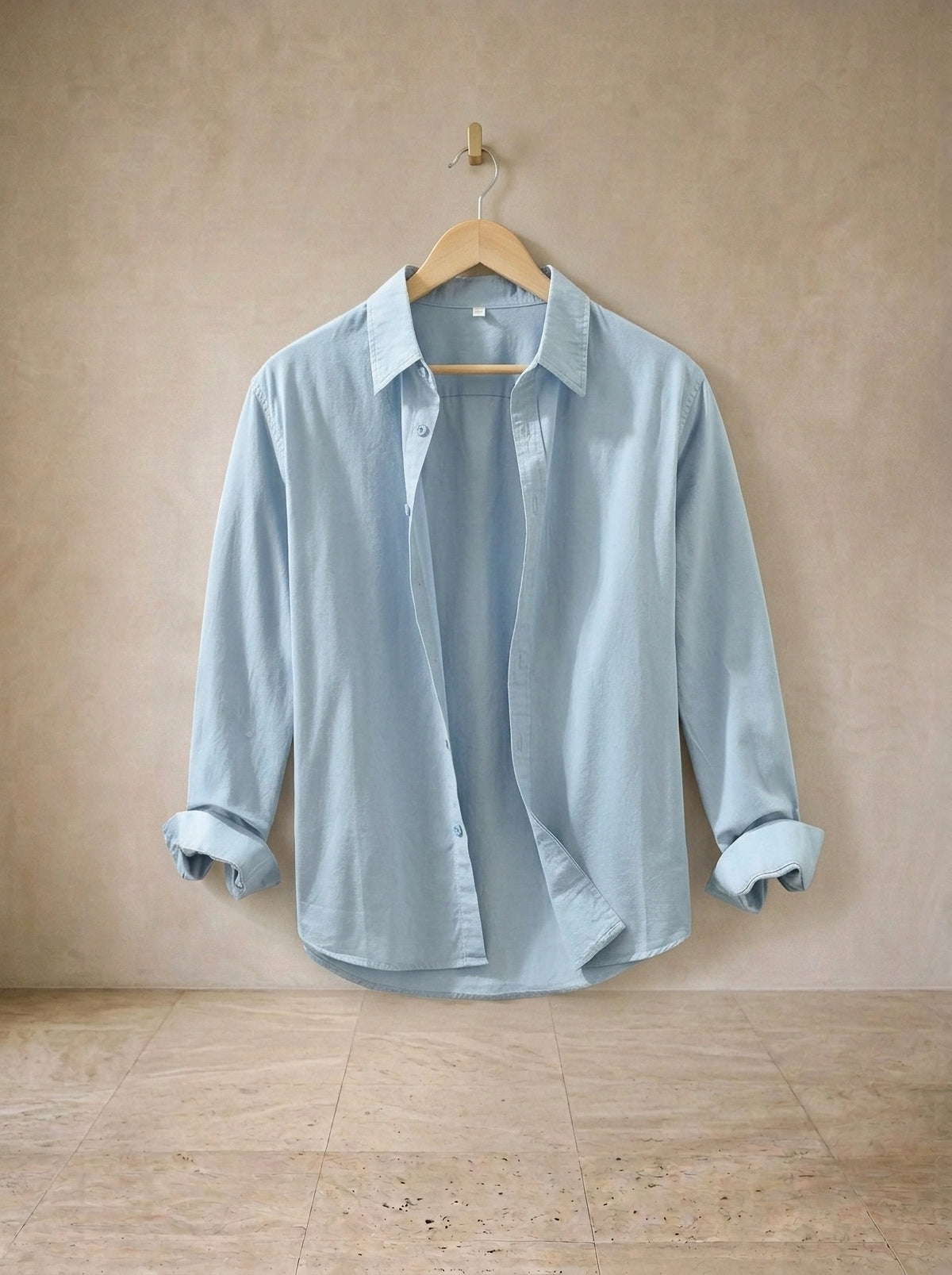 Azul-claro | Camisa social slim Camogli azul-claro – peça sozinha, no cabide de madeira