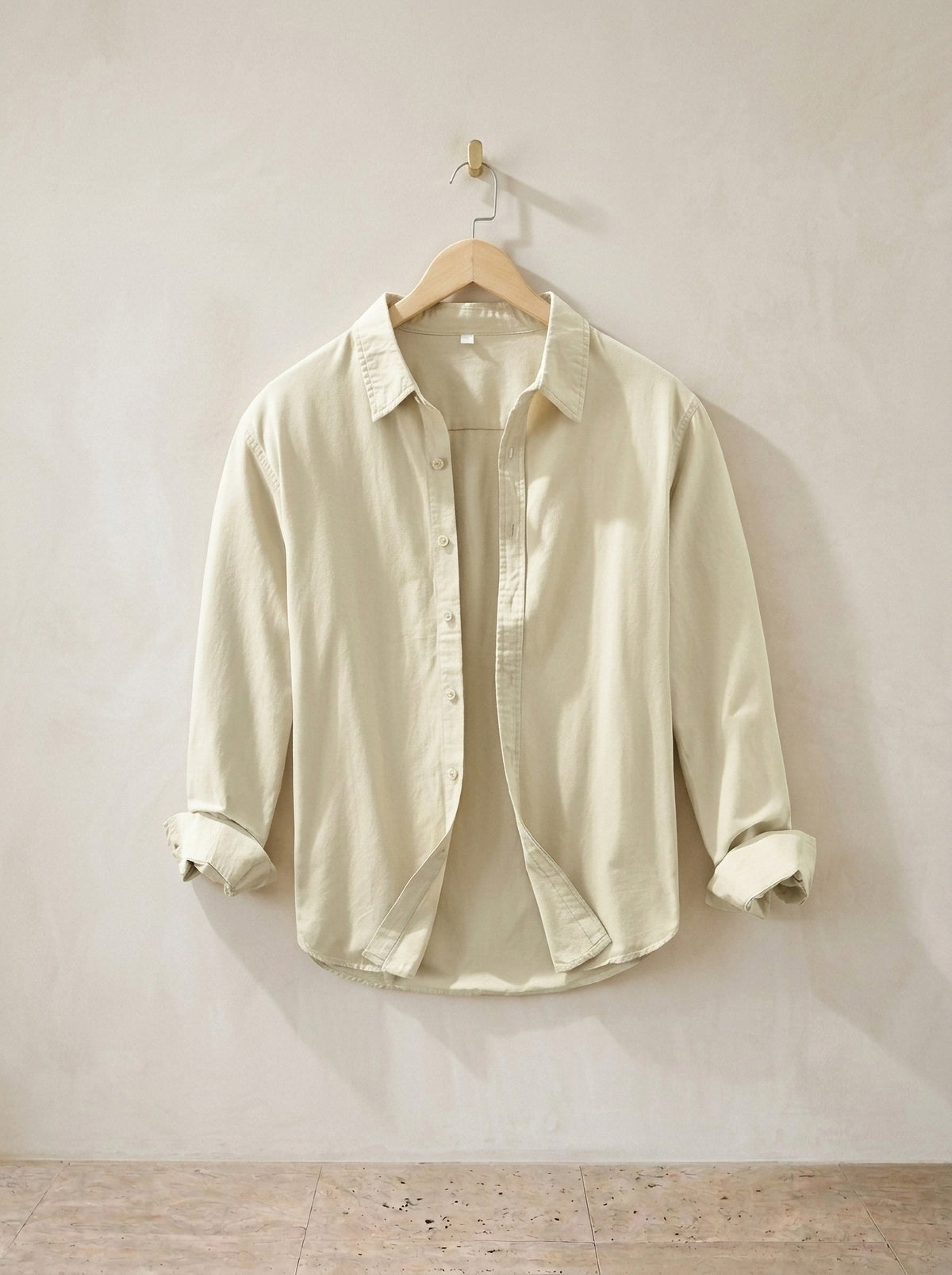 Bege | Camisa social slim Camogli bege – peça sozinha, no cabide de madeira