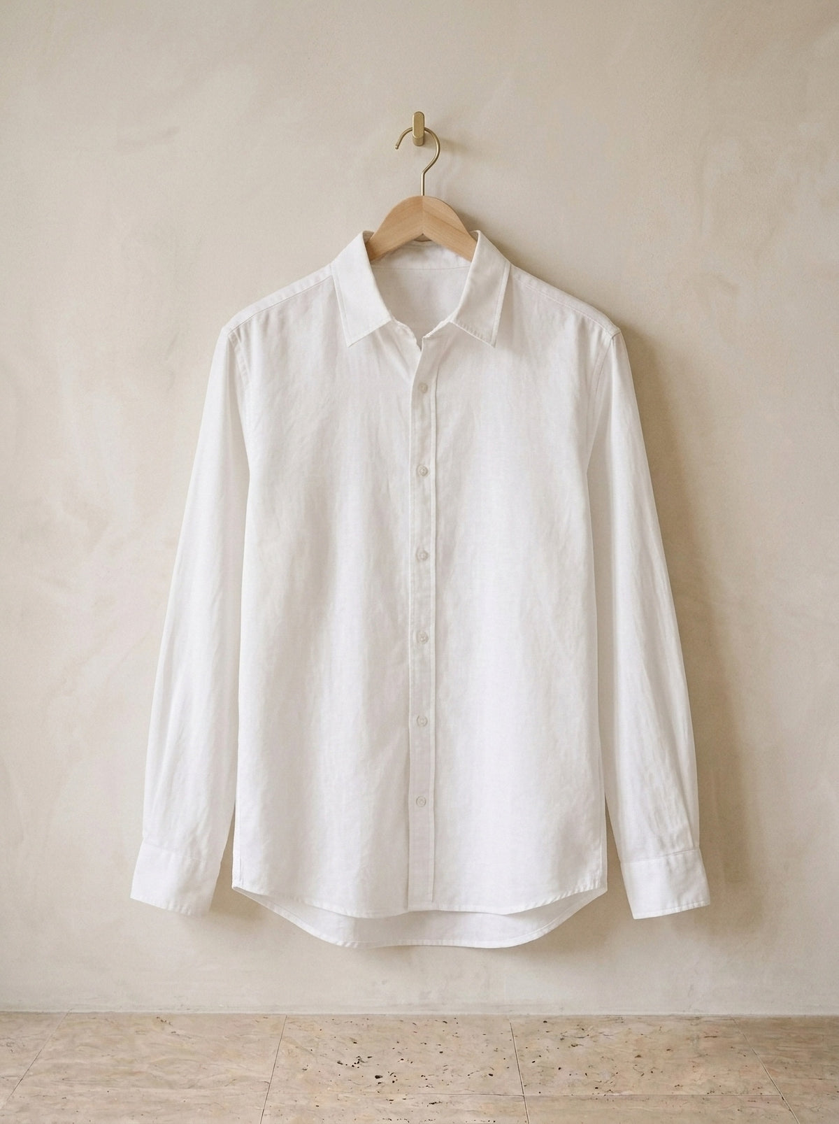 Branco | Camisa social slim Camogli branco – peça sozinha, no cabide de madeira