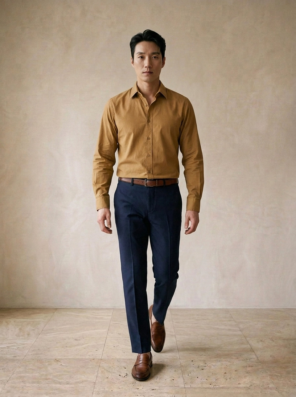 Caqui | Camisa social slim Camogli caqui – corpo inteiro, modelo caminhando