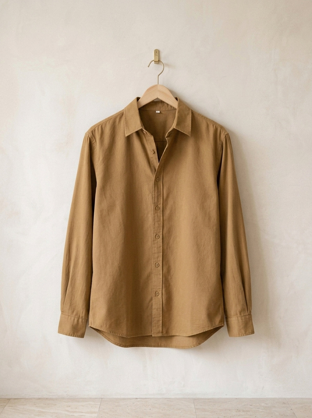 Caqui | Camisa social slim Camogli caqui – peça sozinha, no cabide de madeira