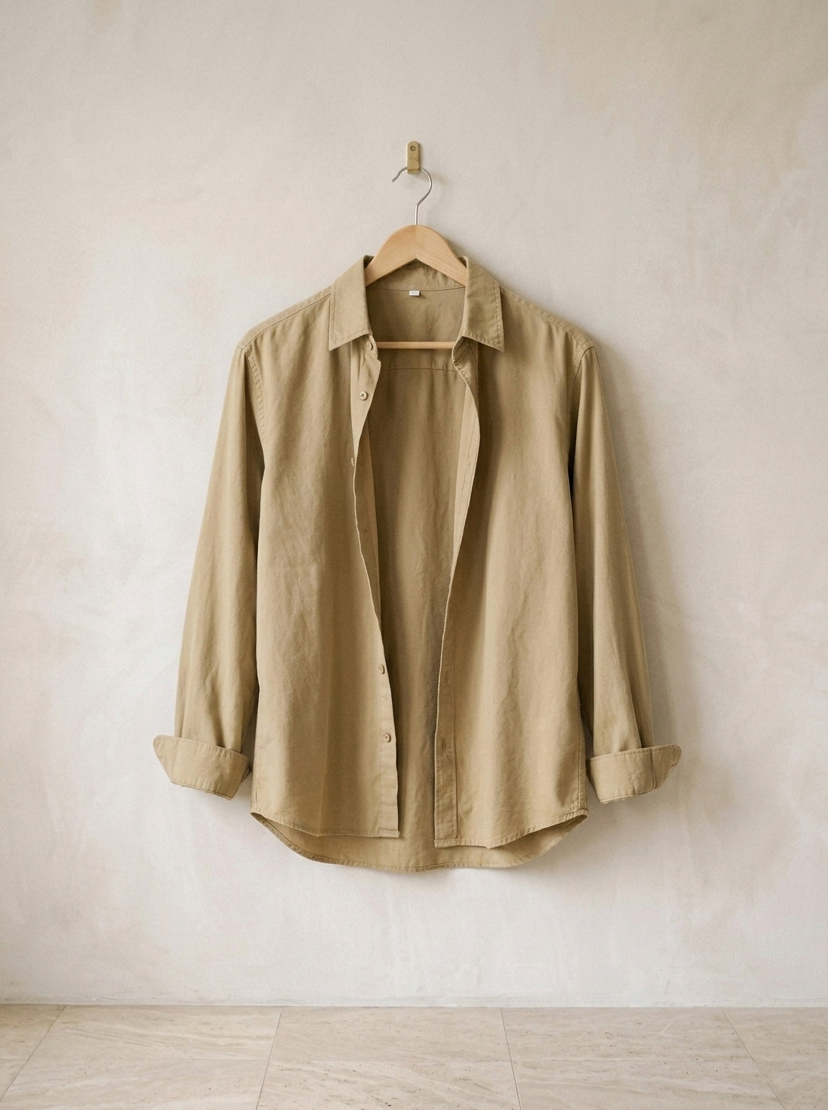 Caramelo | Camisa social slim Camogli caramelo – peça sozinha, no cabide de madeira