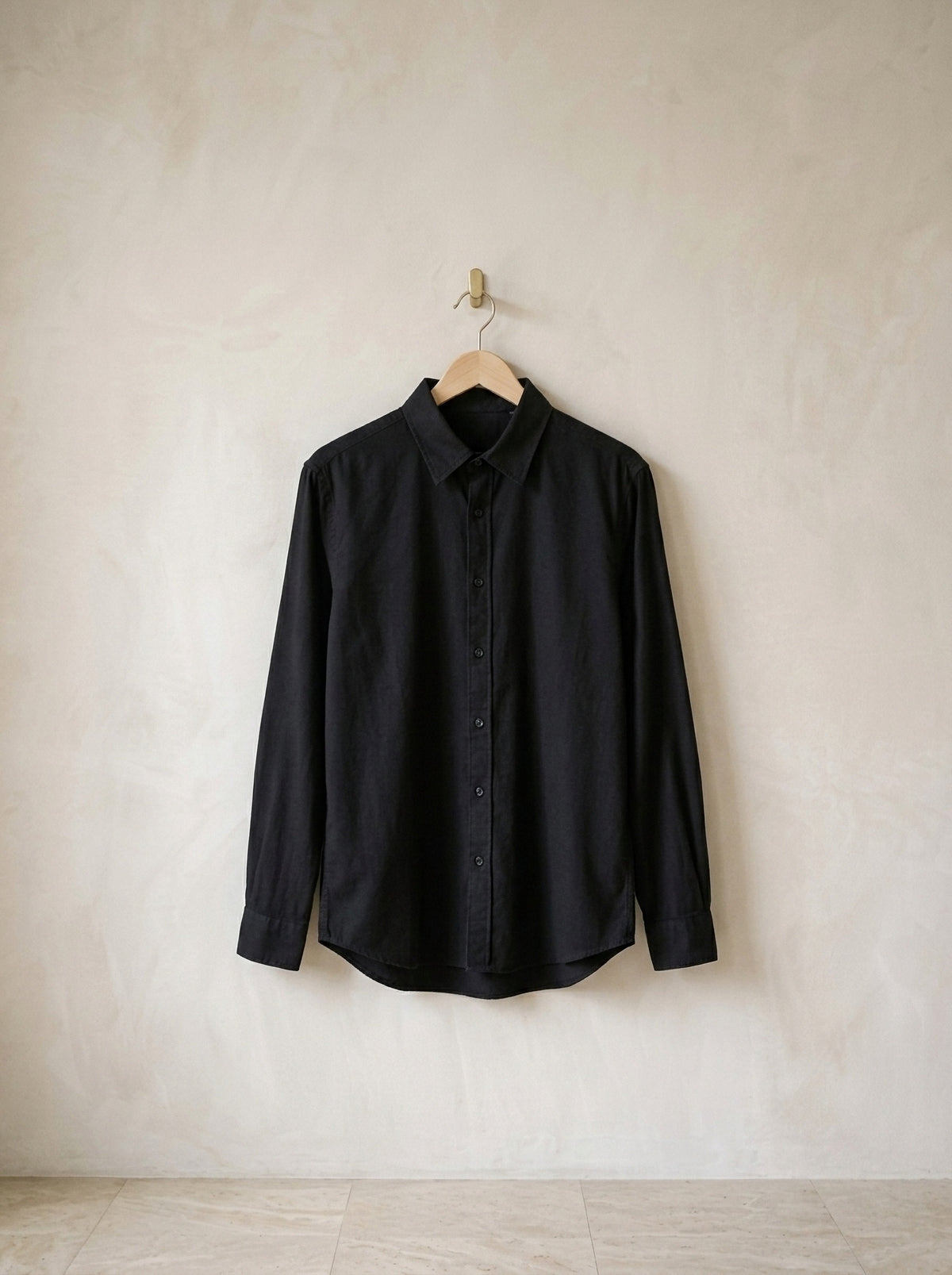 Preto | Camisa social slim Camogli preto – peça sozinha, no cabide de madeira