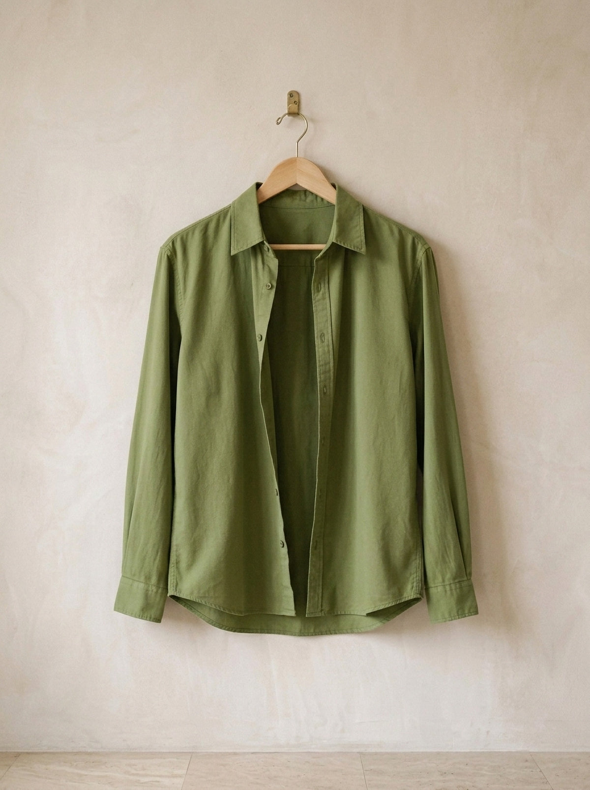 Verde | Camisa social slim Camogli verde – peça sozinha, no cabide de madeira