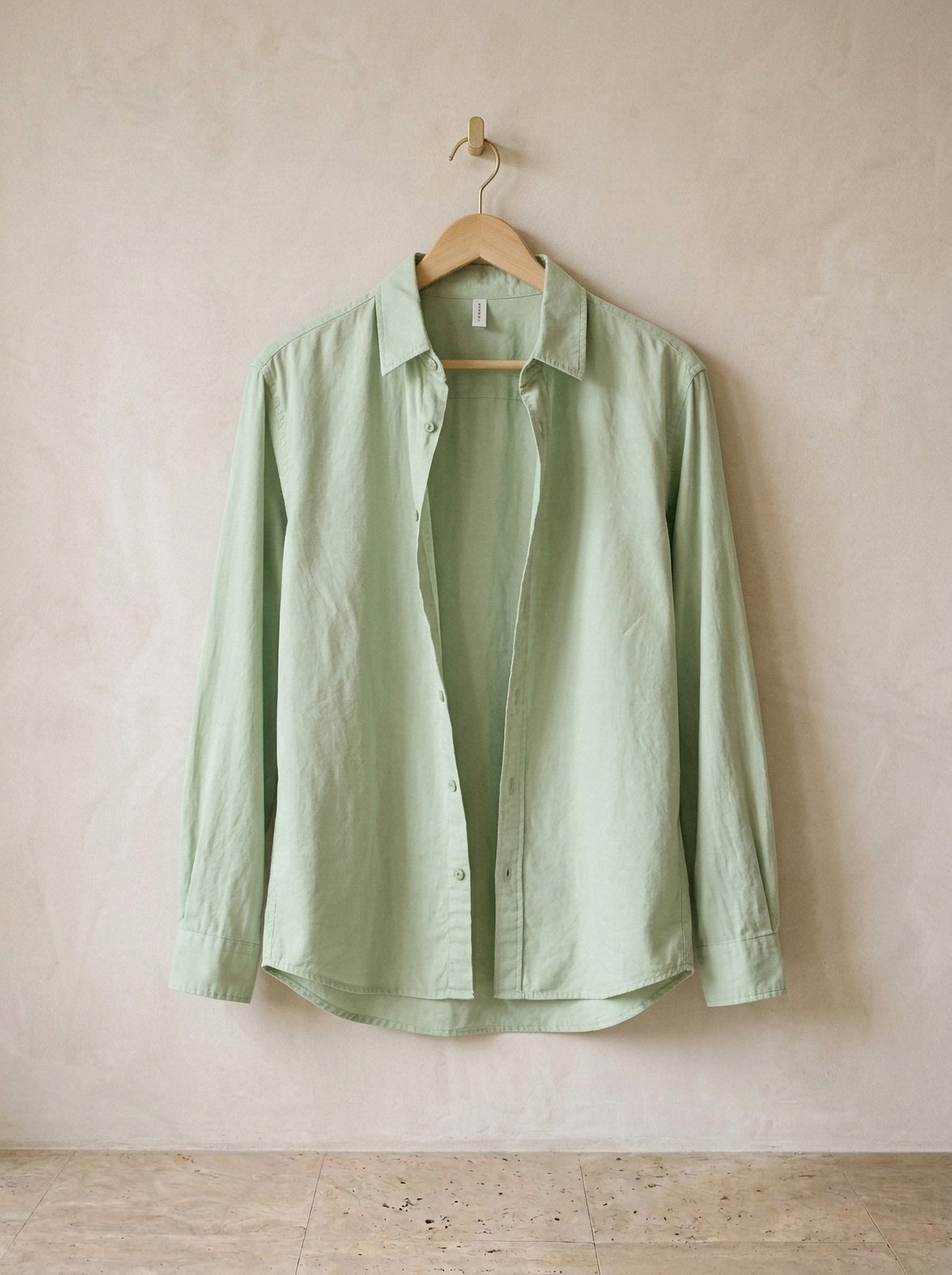 Verde-claro | Camisa social slim Camogli verde-claro – peça sozinha, no cabide de madeira