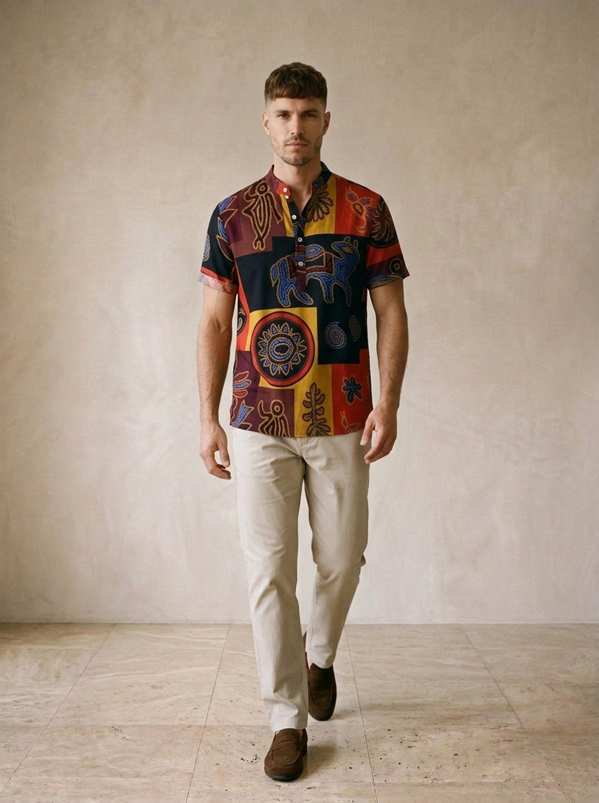 Camisa gola padre estampada Cannes – corpo inteiro, modelo caminhando