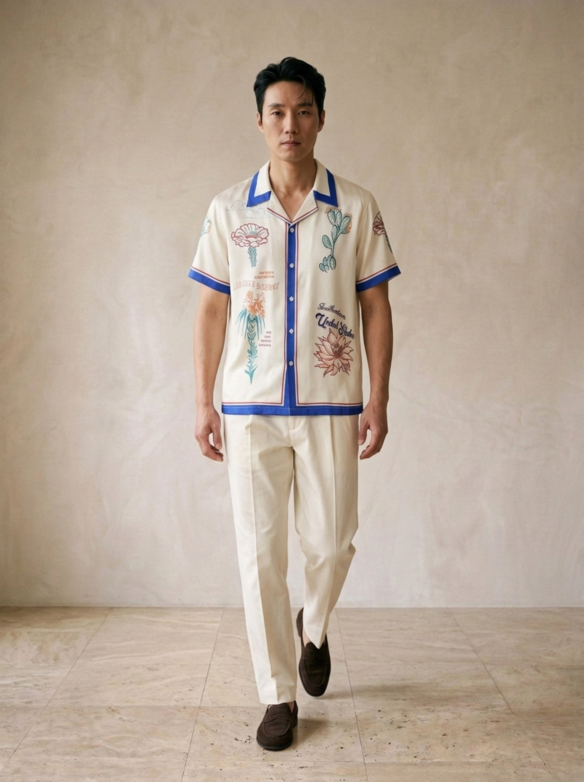 Azul | Camisa estampada gola cubana Canterbury azul – corpo inteiro, modelo caminhando